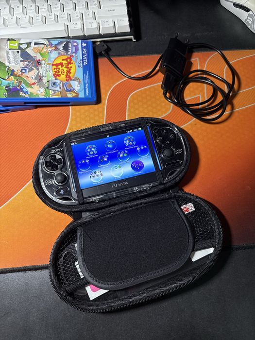 Ps Vita 1104 OLED 128GB, 7 игри, калъф, протектори, зарядно и адаптер за карта памет