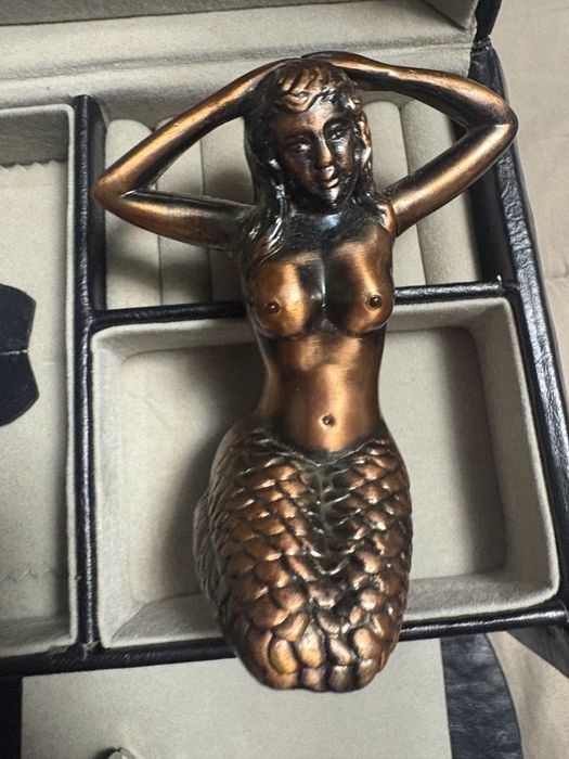 Brichetă de Colecție Antivânt – Model Mini Revolver cu Mâner 3D (Bronz Antic)