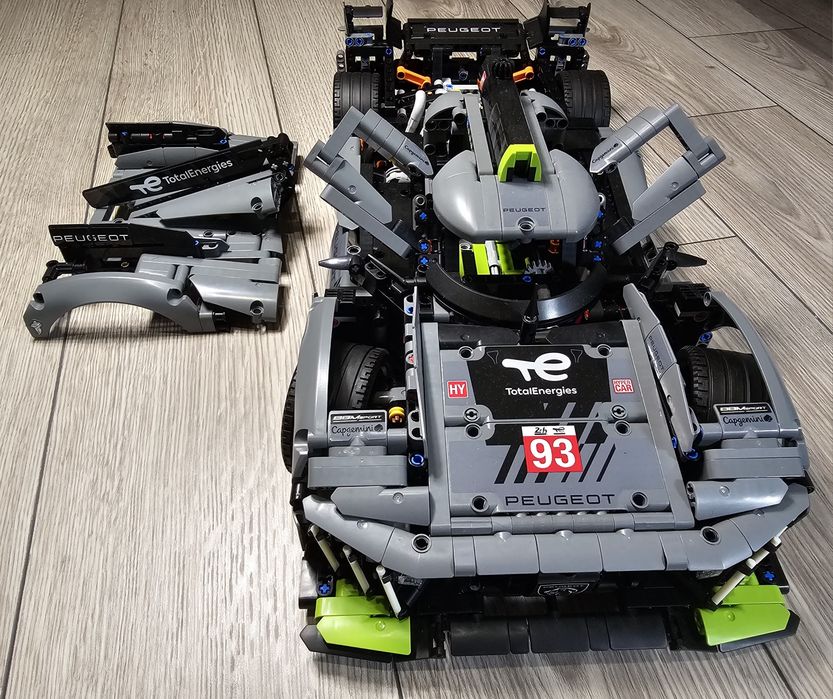 Machetă LEGO Peugeot 9x8 Hypercar Hybrid,  24h Le Mans