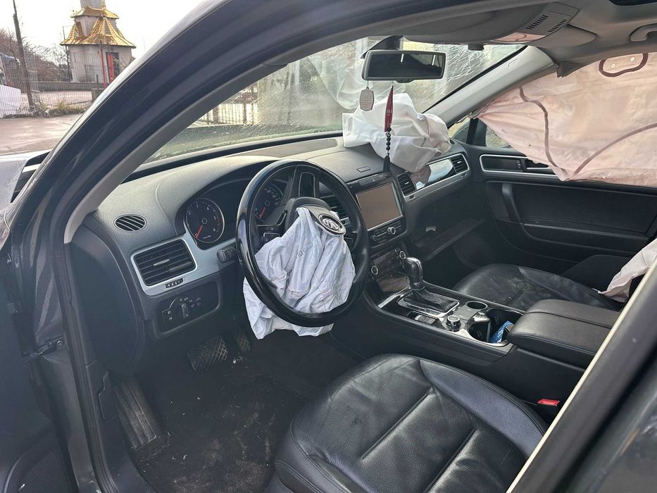 VW Touareg 3,0 tdi 2013 AVARIAT accept variante !