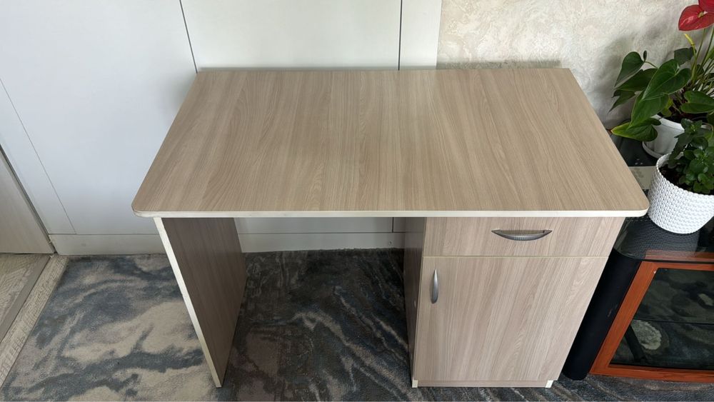 Письменный стол с тумбой (компьютерный стол)