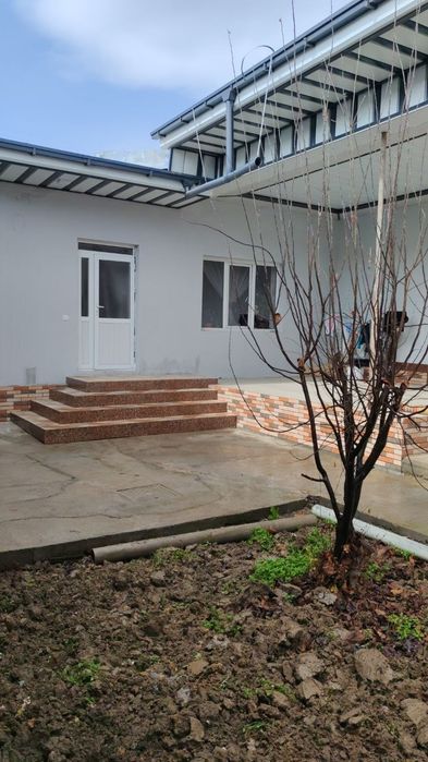 Ховли уй жихозлари билан сотилади