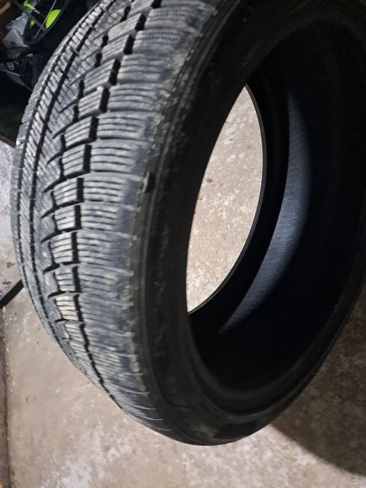 Vând anvelope de iarna M+S 235/40/18