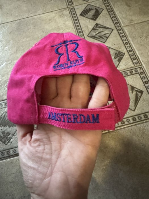 Шапка  с козирка 2 броя..     .