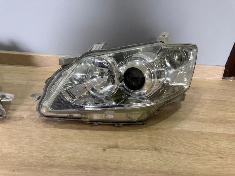 Фары на Toyota Aureon