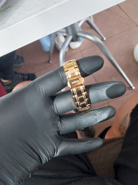 Часовник Guess марков