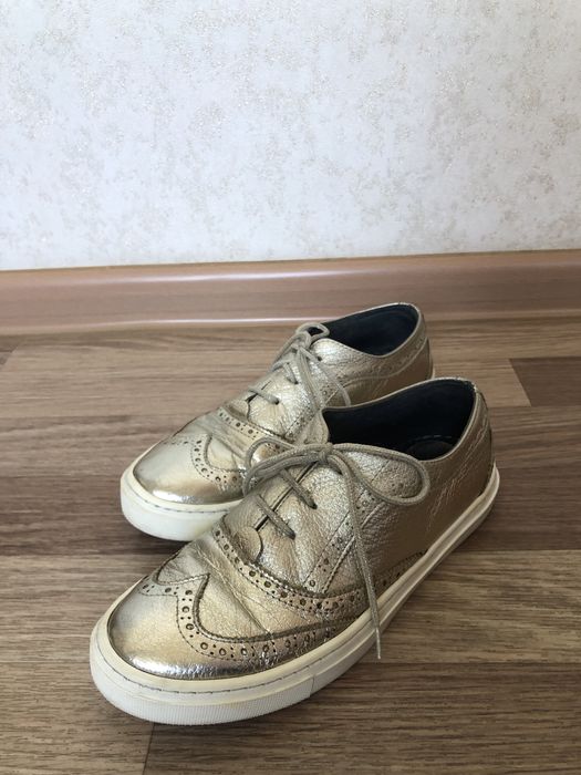 Продам кроссовки Tyess