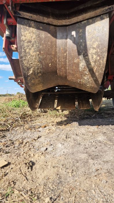 Vând mașină de scos cartofi