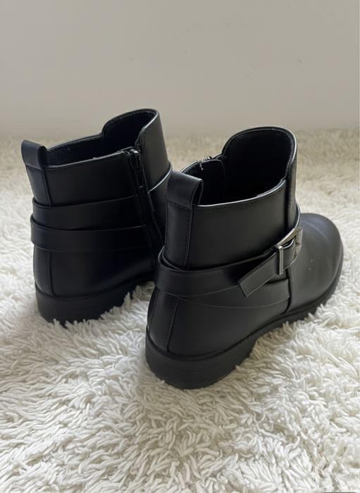 Дамски черни ботита