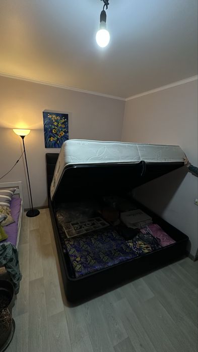 Продам кровать с матрасом срочно