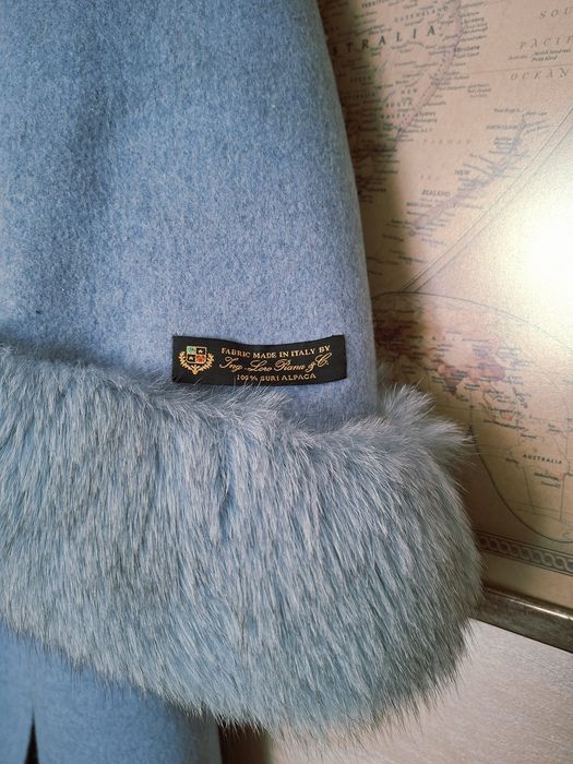 Светлосиньо палто от алпака с лисица