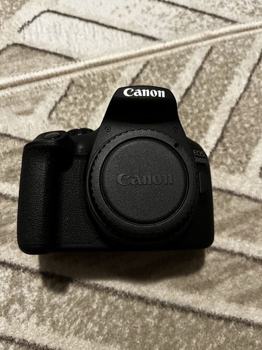 нов фотопарат CANON