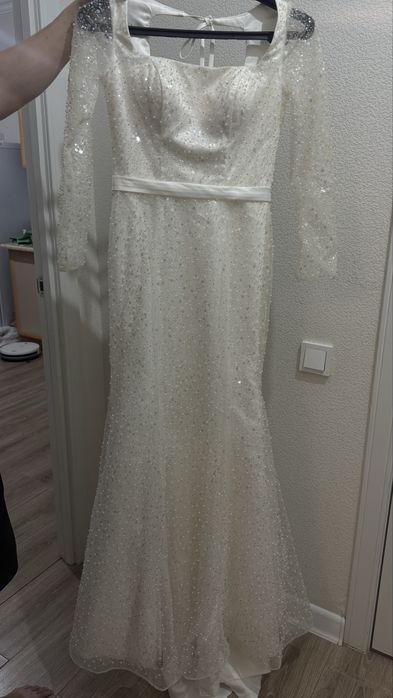 Белое платье с паетками и бусинами