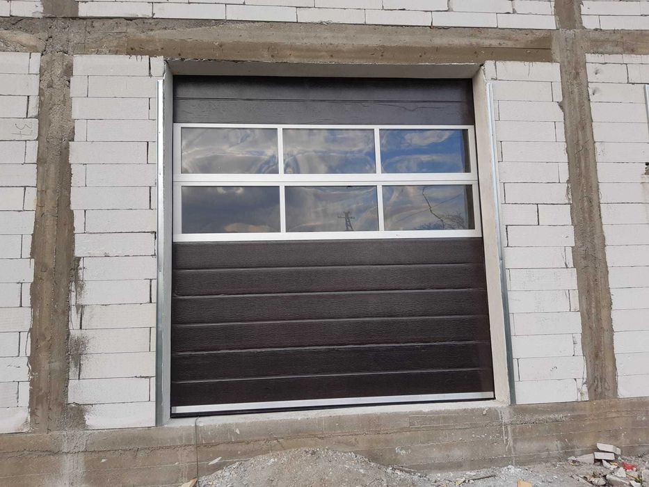 uși de garaj cu acces pietonal