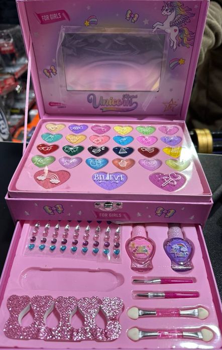 Огромный выбор разной  косметики для девочек