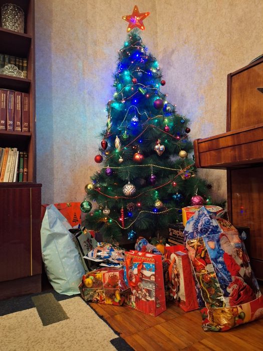 Новогодняя ёлка с игрушками