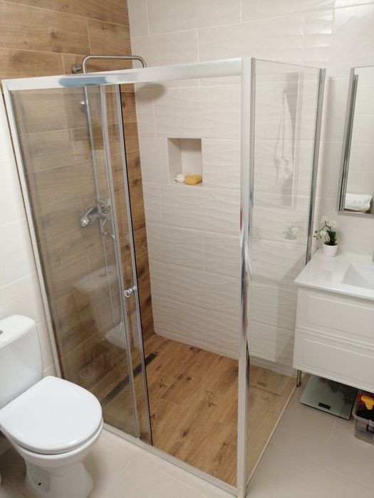 Cabină de duș cu ușă culisabilă.