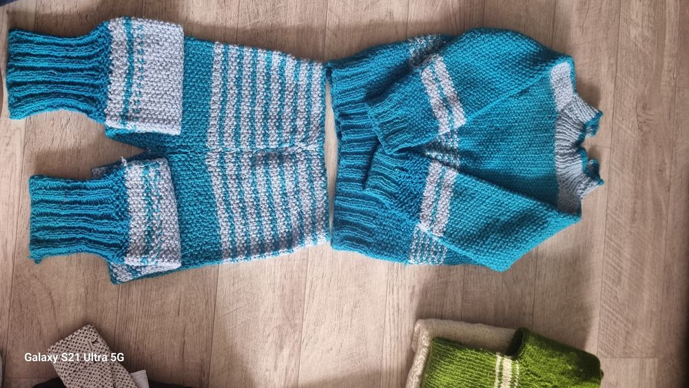 Вязаный детский свитер