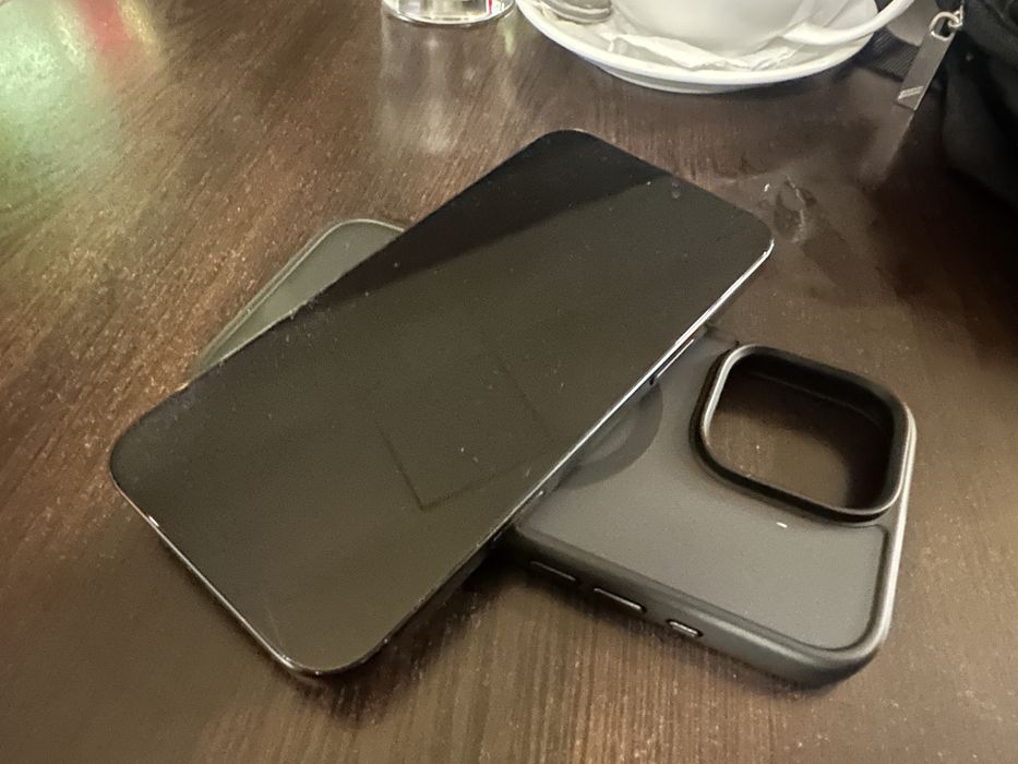 Iphone 16Pro Max in garantie/bateria100/la cutie.Spatele usor fisurat!