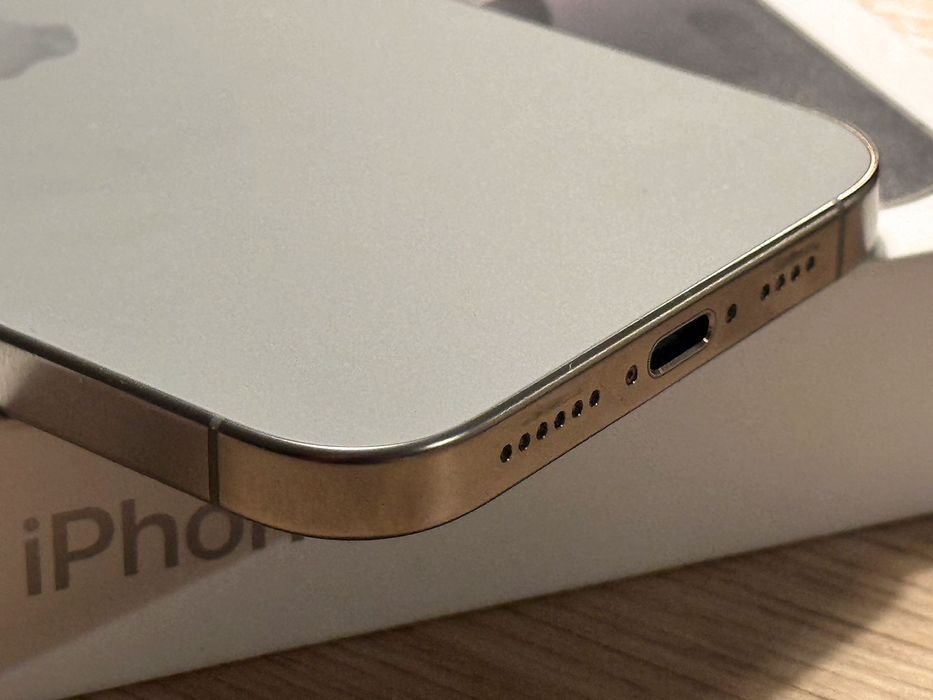 iPhone 16 Pro Max - 256GB - Natural Titanium + 2 кейса