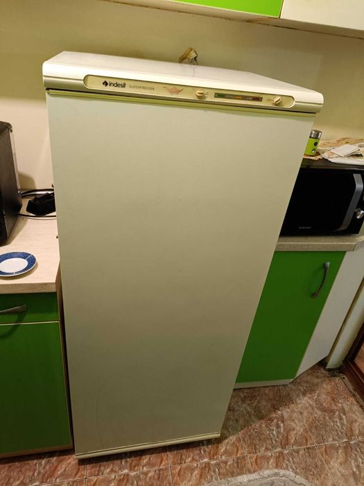 Продавам фризер Indesit