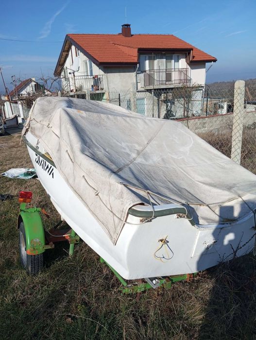 Лодка с извънбордов двигател 10к.с.