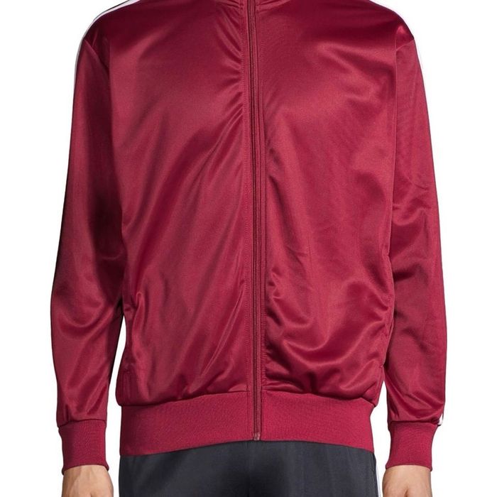 Оригинальные спортивные ветровки на молнии.