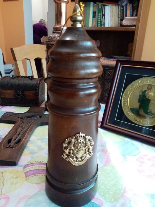 Стара мелничка с позлатен герб, Италия, 1960 г.