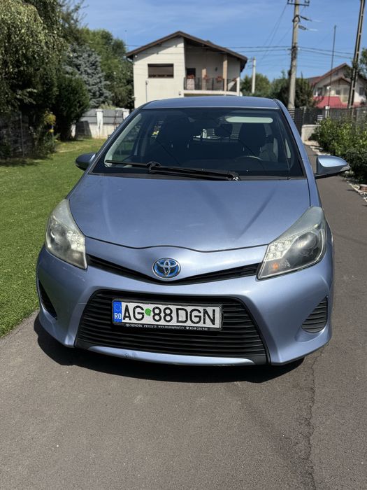 Toyota Yaris 1.5 benzina hibrid an 2012 si cutie de viteze automata
