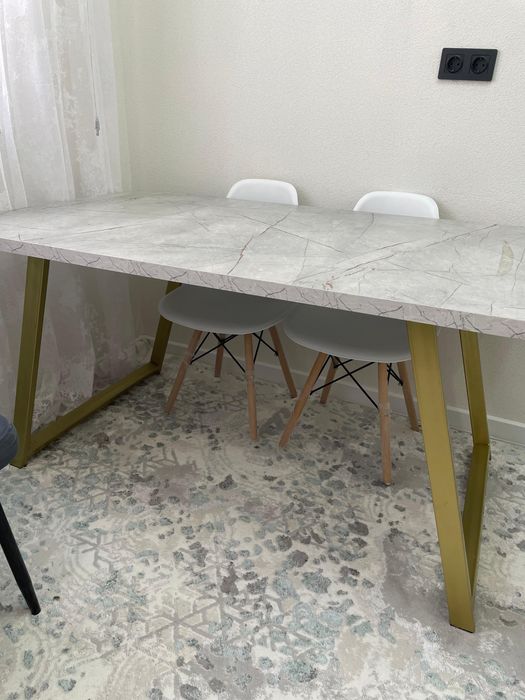 Стол, без стульев