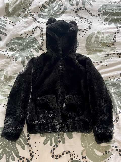 Черно пухено яке с качулка мече, много мекичко и топло, размер 134-140