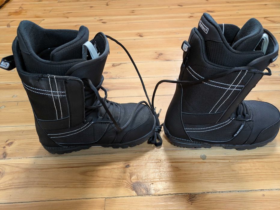 Vând buți (boots) snowboard Burton model Invader folosiți puțin nr 43