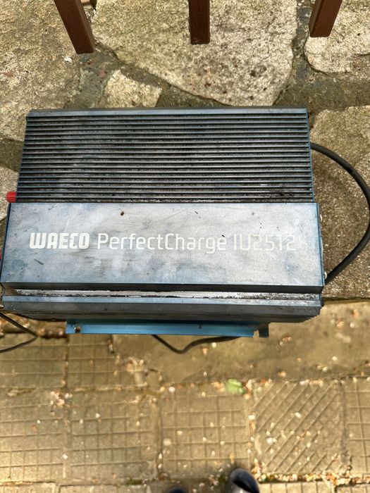 Зарядно за акумулатор Waeco PerfectCharge IU 2512