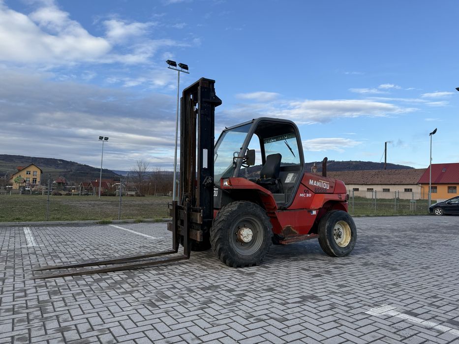 De vanzare sau da inchiriat stivuitor pentru teren accidentat