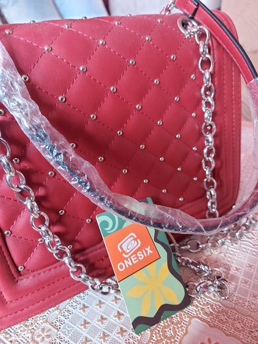 Нова тъмно червена чанта