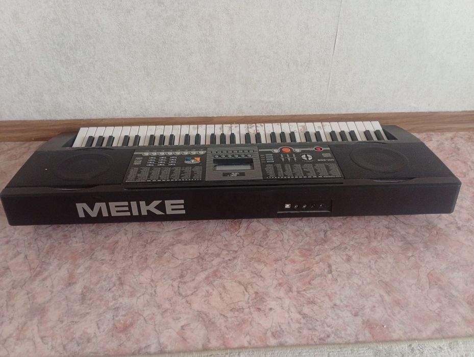 Продам синтезатор.