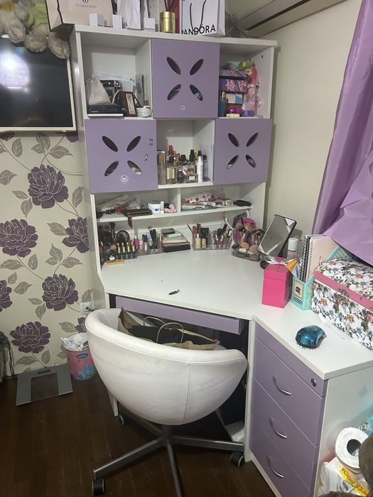 Тоалетка-бюро за млади госпожици!