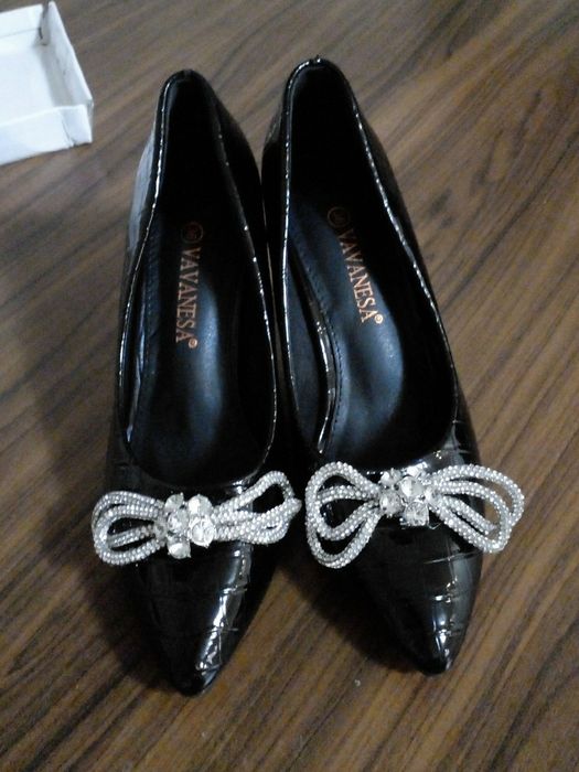 Tufli sotiladi 37 razmer bir marta kiyilgan .