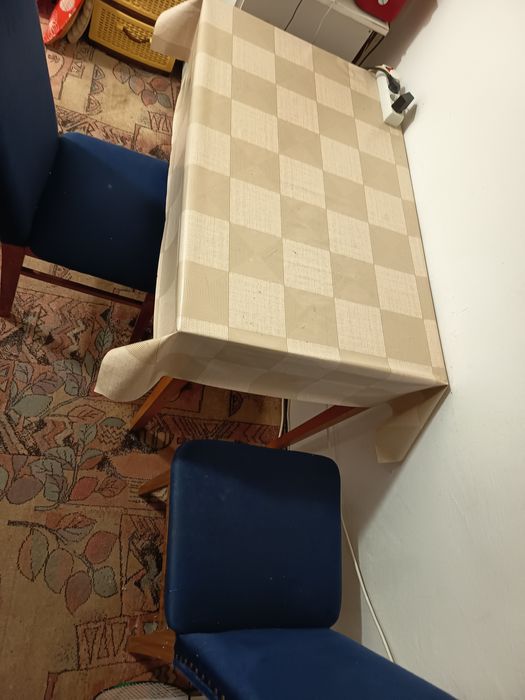 Vând masa cu doua scaune