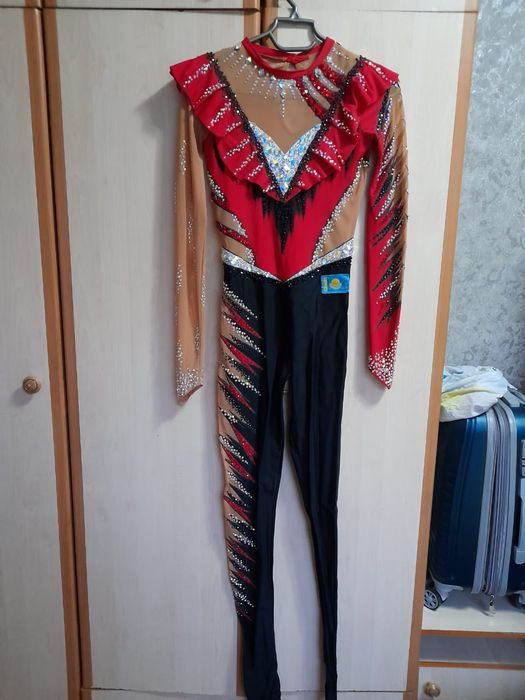 Продам купальник гимнастический.