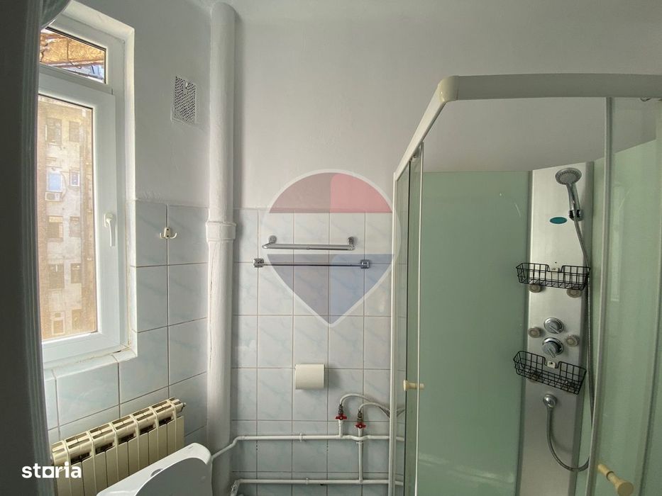 3 camere Centrul Vechi, vedere Calea Victoriei, clădire interbelică