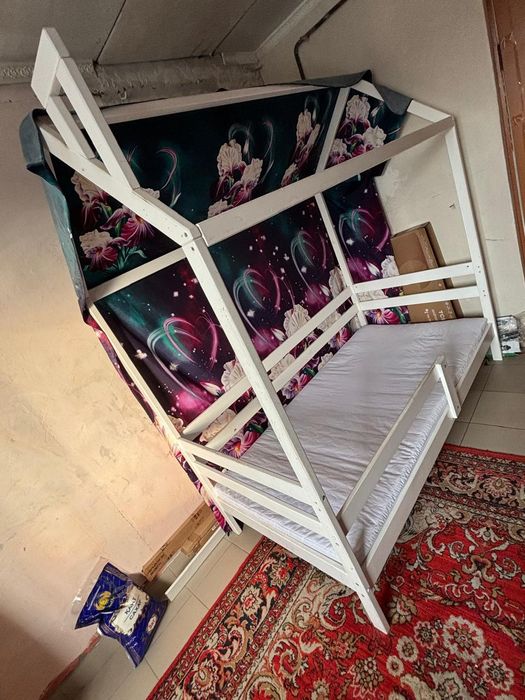 Детская кровать в форме домика