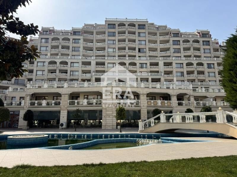 Тристаен обзаведен апартамент за продажба в луксозен апарт комплекс с