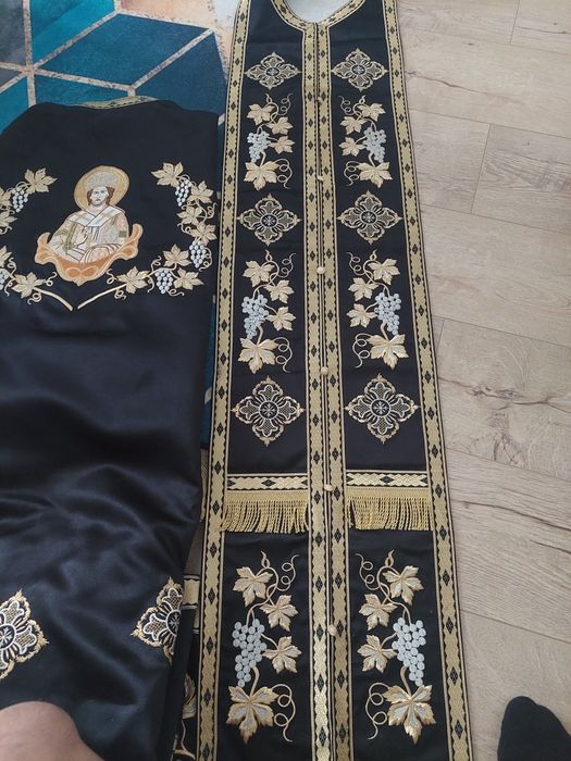 Vând vesmint preotesc negru
