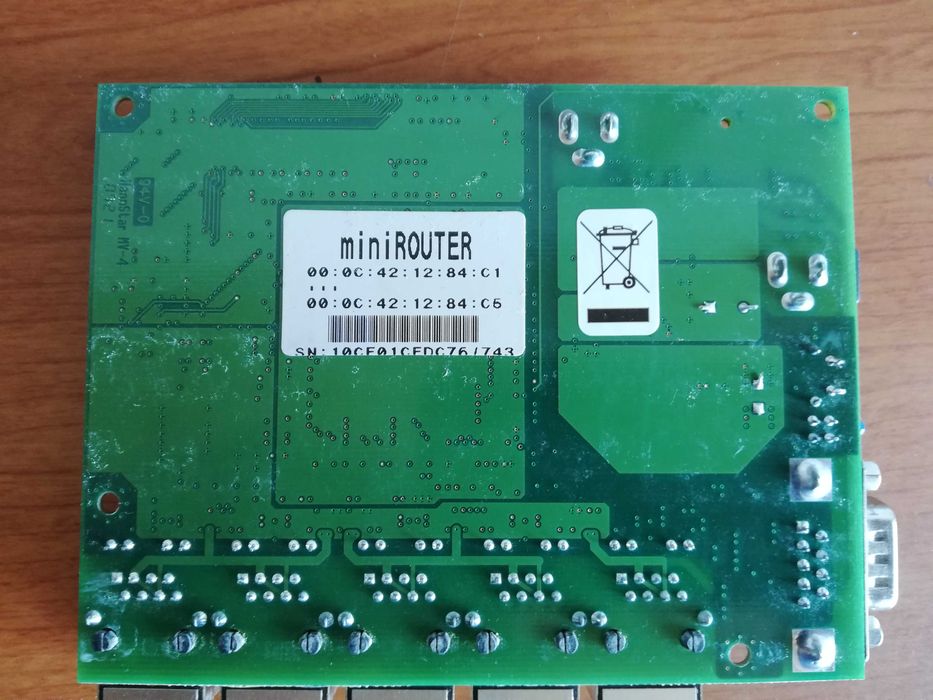 25 броя Mikrotik RB150 с алуминиеви кути