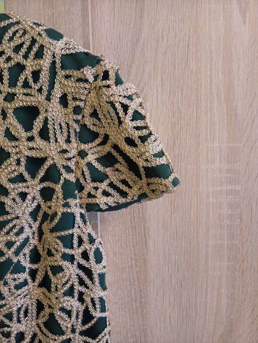 Rochie verde, nunta, cu dantela aurie si voal