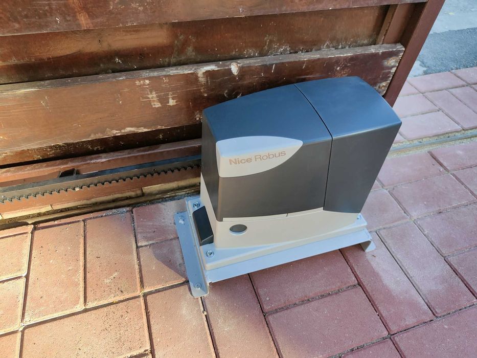 Montaj usi garaj sectionale, automatizari porti, preturi producator