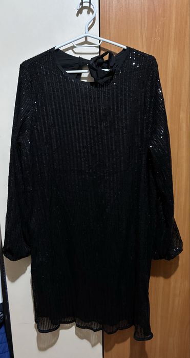 Официална черна рокля с паети