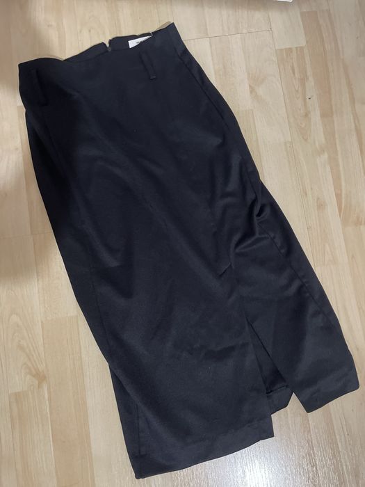 Бежова и черна пола