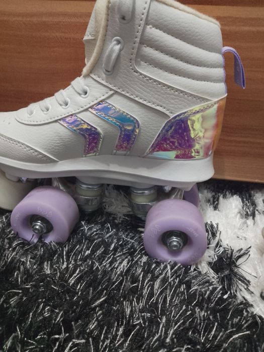 Vând role copii cele roze nr 26-29 cele albe 28-33